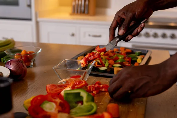 Руки Афроамериканця Готують Їжу Кухні Спосіб Життя Їжа Приготування Їжі — стокове фото