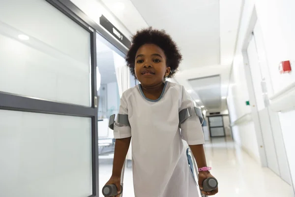 Retrato Una Paciente Afroamericana Caminando Con Muletas Pasillo Del Hospital —  Fotos de Stock
