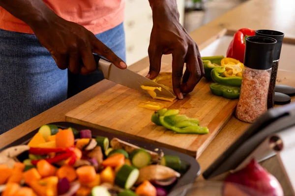 Руки Афроамериканця Рубають Овочі Використовуючи Планшет Кухні Спосіб Життя Їжа — стокове фото