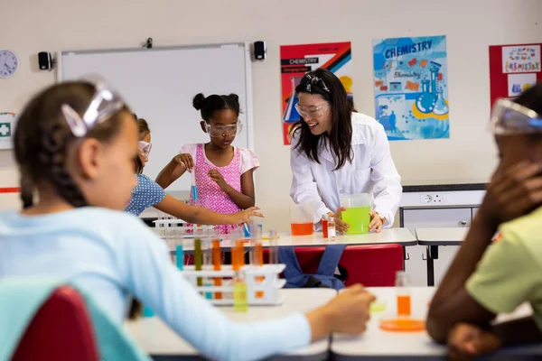 Glad Varierad Kvinnlig Lärare Med Skolflickor Som Gör Experiment Labb — Stockfoto