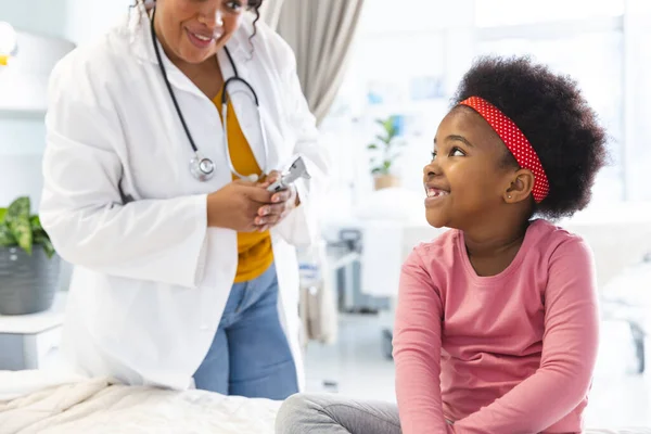 Happy African American Female Doctor Talking Girl Patient Hospital Hospital — Stock Photo, Image