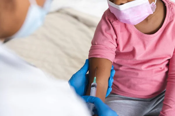 Medico Afroamericano Sesso Femminile Con Maschera Facciale Che Vaccina Una — Foto Stock