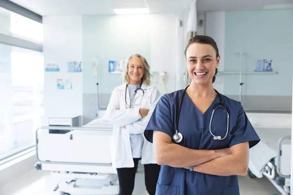 Hastanede Önlük Steteskoplu Önlük Giyen Mutlu Beyaz Kadın Doktorların Portresi — Stok fotoğraf
