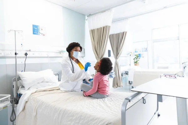 Afroamerykanka Doktor Masce Badająca Pacjentkę Szpitalu Szpital Higiena Medycyna Opieka — Zdjęcie stockowe