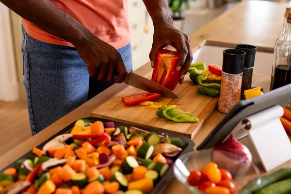非洲裔美国人的手在厨房里用石板切蔬菜 生活方式 健康的生活方式 食谱和家庭生活 保持不变 — 图库照片