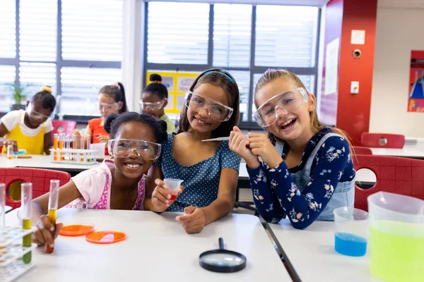 小学校の授業で化学品や液体を使用した 幸せな多様な女子生徒の肖像画 幼少期 変わらない — ストック写真