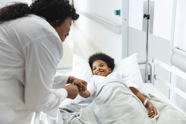 Afro Amerikalı Kadın Doktor Hastanenin Koridorunda Yatan Hasta Kızla Konuşuyor — Stok fotoğraf
