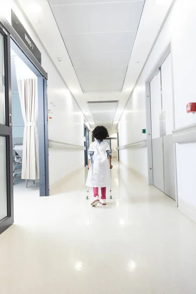 Paciente Afro Americana Caminhando Com Muletas Corredor Hospital Hospital Incapacidade — Fotografia de Stock