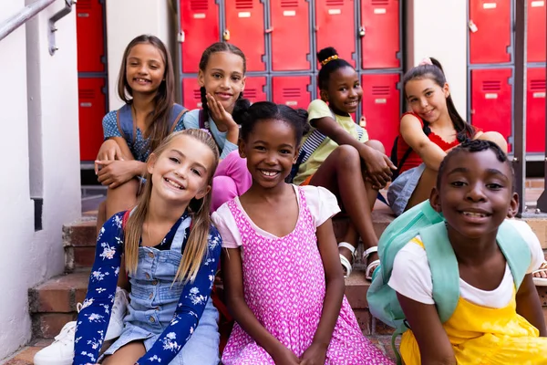 小学校のクロークルームで多様な幸せな女子生徒の肖像画 子供時代 友情と教育 変わらない — ストック写真
