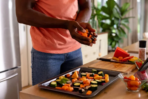 在厨房里用石碑做饭的非洲裔美国人的中间部分 生活方式 健康的生活方式 食谱和家庭生活 保持不变 — 图库照片