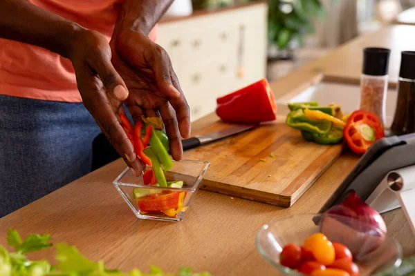 Χέρια Του Αφροαμερικανού Ετοιμάζουν Γεύμα Χρησιμοποιώντας Τάμπλετ Στην Κουζίνα Τρόπος — Φωτογραφία Αρχείου
