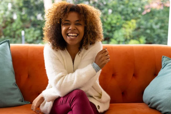 Szczęśliwa Afroamerykanka Siedząca Kanapie Nagraniu Wideo Styl Życia Komunikacja Rozmowy — Zdjęcie stockowe