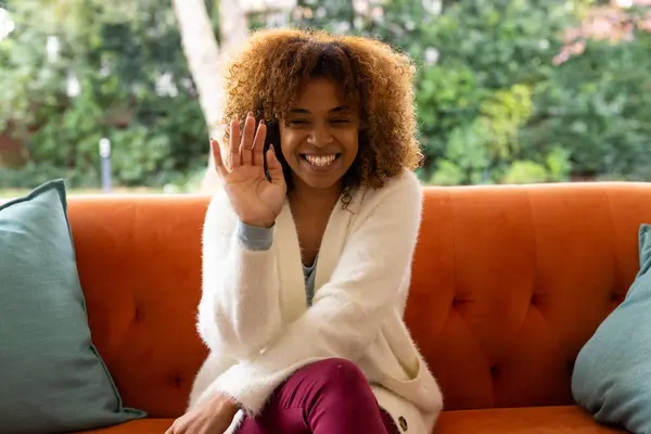Szczęśliwa Afroamerykanka Siedząca Kanapie Mająca Wideo Telefon Machająca Styl Życia — Zdjęcie stockowe