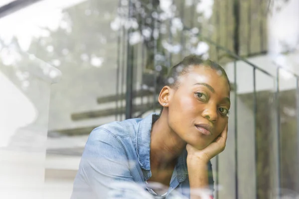 Задумчивая Американка Африки Сидящая Лестнице Смотрящая Окно Свободное Время Образ — стоковое фото