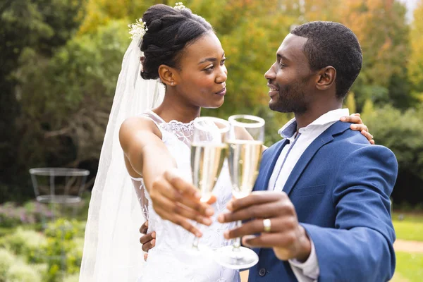 Счастливые Африканские Невеста Жених Тост Шампанским Улыбаясь Друг Другу Солнечном — стоковое фото