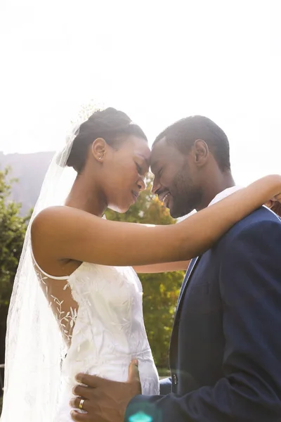Felici Sposi Afro Americani Che Abbracciano Matrimonio Nel Giardino Soleggiato — Foto Stock