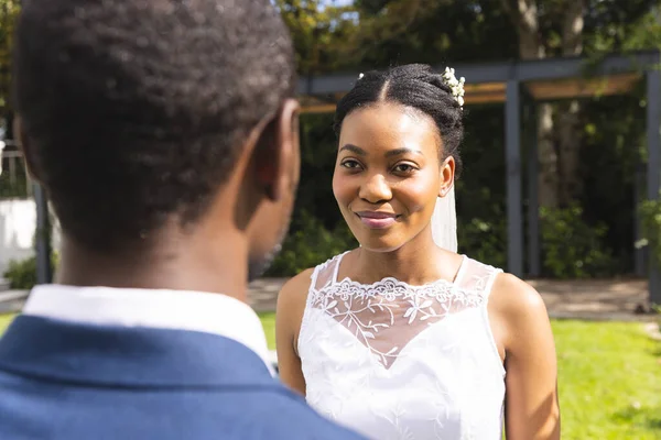 Gelukkige Afro Amerikaanse Bruid Bruidegom Bij Huwelijksceremonie Zonnige Tuin Huwelijk — Stockfoto