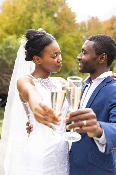 Χαρούμενη Αφροαμερικανή Νύφη Και Γαμπρός Που Κάνουν Πρόποση Σαμπάνια Χαμογελώντας — Φωτογραφία Αρχείου