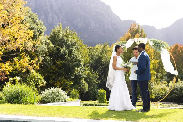 Feliz Diversos Oficiante Masculino Noiva Noivo Casamento Livre Jardim Ensolarado — Fotografia de Stock