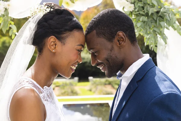 Felici Sposi Afro Americani Che Toccano Testa Sorridono Sotto Arco — Foto Stock