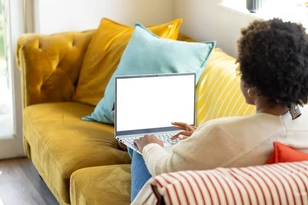 再加上非洲裔美国妇女在家里使用带有复制空间的笔记本电脑 生活方式 家庭生活 不变的 — 图库照片