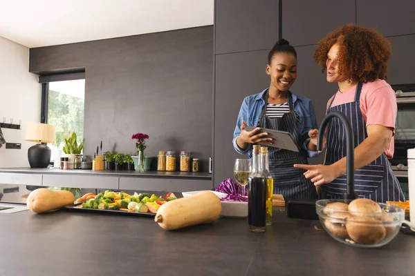 Önlüklü Mutlu Çift Yemek Hazırlıyor Mutfakta Tablet Kullanıyor Kopyalama Alanı — Stok fotoğraf