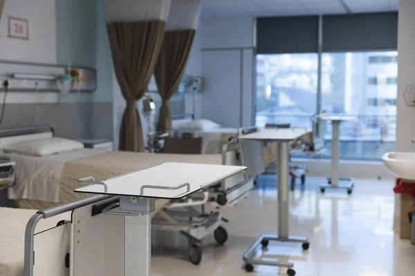 Ogólny Widok Pokoju Pacjenta Łóżkami Sprzętem Medycznym Szpitalu Szpital Medycyna — Zdjęcie stockowe