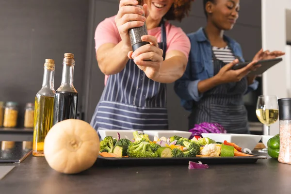 Feliz Pareja Diversa Preparación Comida Uso Tabletas Verduras Condimento Cocina — Foto de Stock