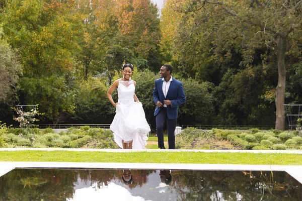 Glückliche Afrikanisch Amerikanische Braut Und Bräutigam Hochzeitstag Beim Gemeinsamen Spaziergang — Stockfoto