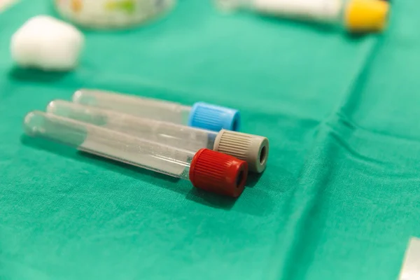 Hastanedeki Yeşil Malzemelerin Test Tüplerini Kapatın Hastane Tıbbi Ekipman Ilaç — Stok fotoğraf