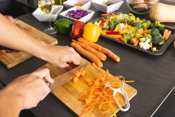 一个人的手在准备食物 在厨房里切胡萝卜 复制空间 健康的生活方式和家庭生活 — 图库照片