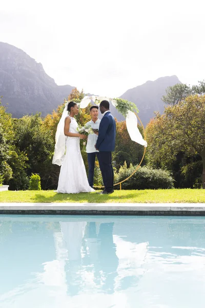 Glücklich Diverse Männliche Beamte Braut Und Bräutigam Bei Outdoor Hochzeit — Stockfoto