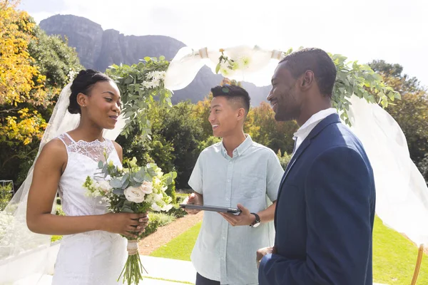 Gelukkige Diverse Mannelijke Ambtenaar Met Bruid Bruidegom Buiten Huwelijksceremonie Zonnige — Stockfoto