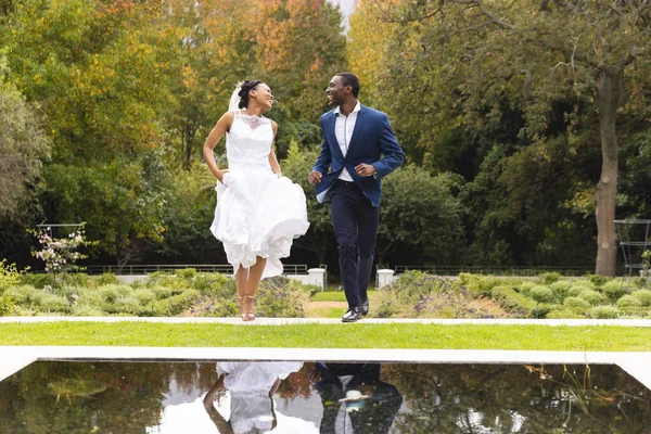 Felice Sposa Africana Americana Sposo Giorno Del Matrimonio Camminando Insieme — Foto Stock