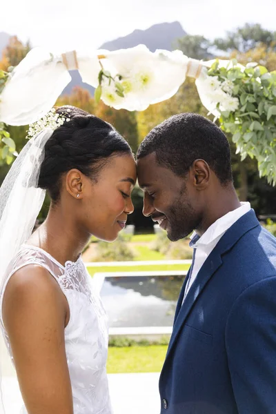 Счастливая Африканская Невеста Жених Трогают Головы Улыбаются Свадебной Аркой Солнечном — стоковое фото