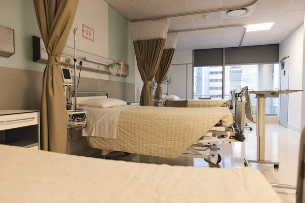 Általános Kilátás Betegszobára Ágyakkal Orvosi Felszereléssel Kórházban Kórház Gyógyszer Egészségügyi — Stock Fotó