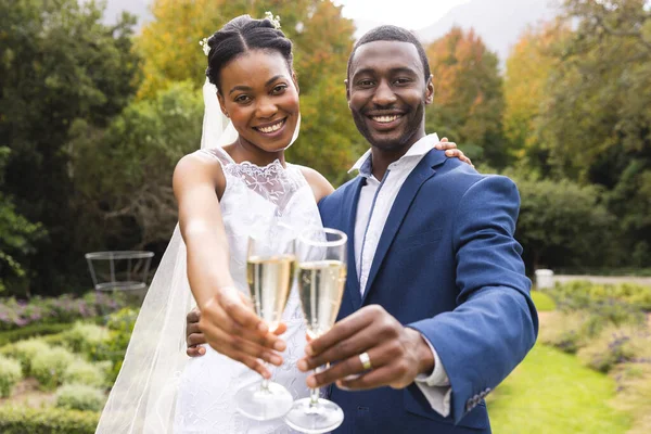 Ritratto Felici Sposi Afroamericani Brindare Con Champagne Giardino Soleggiato Matrimonio — Foto Stock