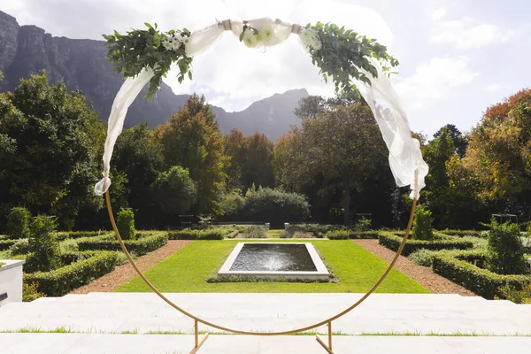 Decorative Wedding Arch Pond Sunny Garden Marriage Ceremony Tradition Summer — Stock Photo, Image