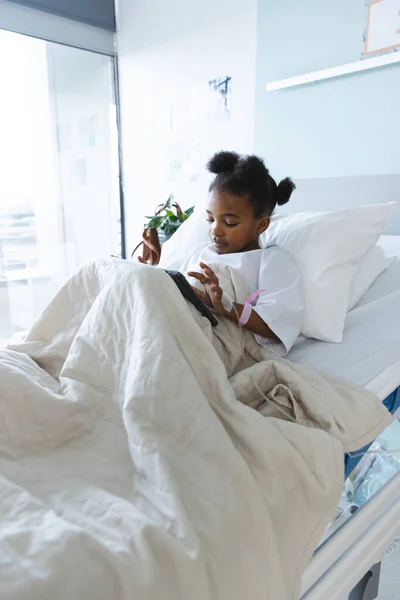 Paciente Afroamericana Acostada Cama Usando Tableta Habitación Del Paciente Hospital — Foto de Stock