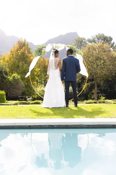 Bakre Bild Afrikansk Amerikansk Brud Och Brudgum Bröllop Båge Vid — Stockfoto