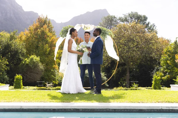 Счастливый Мужчина Чиновник Невеста Жених Открытой Свадебной Церемонии Бассейна Солнечном — стоковое фото