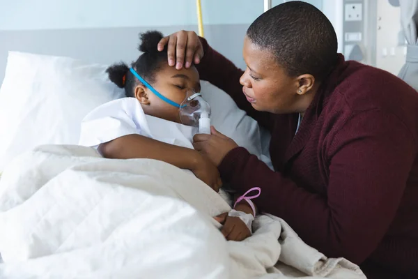 Αφρο Αμερικανίδα Ασθενής Ξαπλωμένη Στο Κρεβάτι Μάσκα Οξυγόνου Μητέρα Της — Φωτογραφία Αρχείου