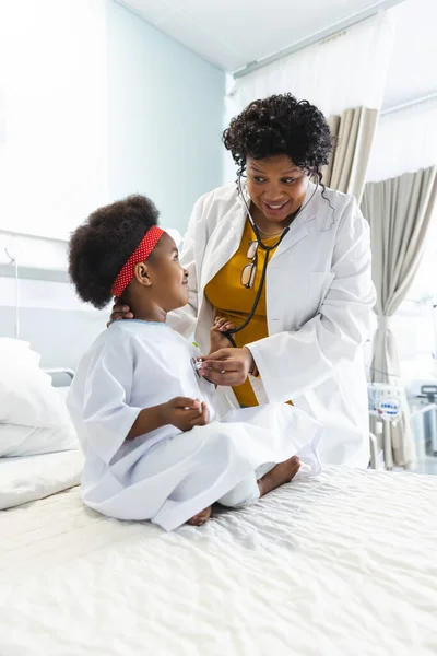 Африканская Американка Врач Осматривает Пациентку Помощи Стетоскопа Больнице Больница Медицина — стоковое фото