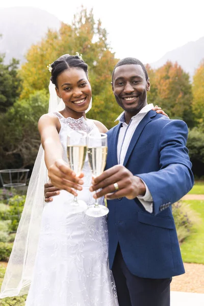 Portret Van Een Gelukkige Afro Amerikaanse Bruid Bruidegom Die Toasten — Stockfoto