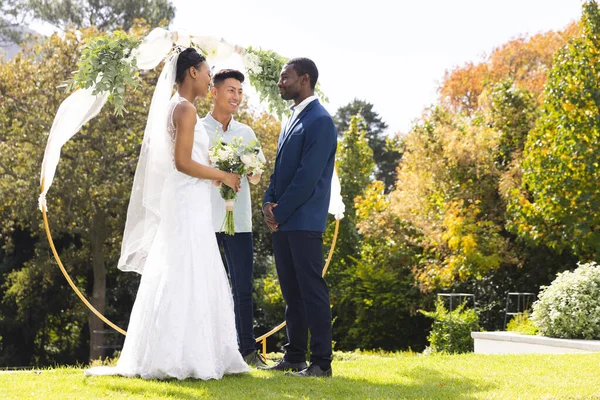 Feliz Diversos Oficiante Masculino Noiva Noivo Casamento Livre Jardim Ensolarado — Fotografia de Stock