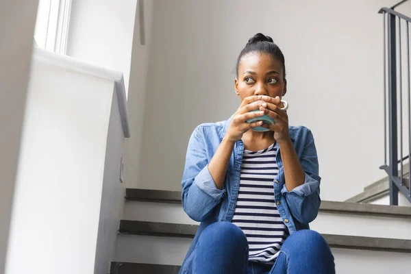 Bedachtzame Afro Amerikaanse Vrouw Die Trap Zit Koffie Drinkt Uit — Stockfoto