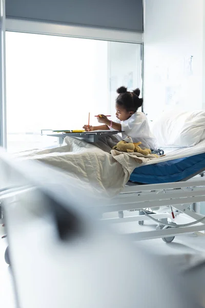Paciente Afro Americana Deitada Cama Colorir Quarto Hospital Hospital Infância — Fotografia de Stock