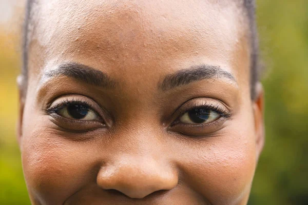 Портрет Крупним Планом Очі Щасливої Афроамериканки Саду Посміхається Вільний Час — стокове фото