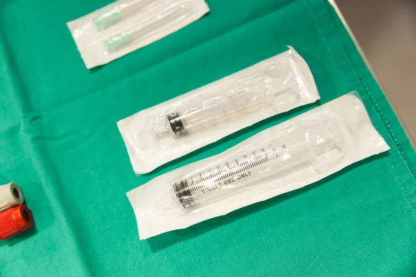 Zavřete Zkumavky Injekční Stříkačky Zeleném Materiálu Nemocnici Nemocnice Lékařské Vybavení — Stock fotografie