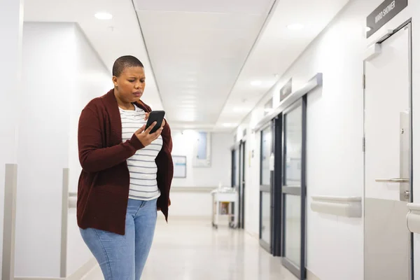 Bezorgd Afrikaanse Amerikaanse Vrouwelijke Patiënt Met Behulp Van Smartphone Wachtkamer — Stockfoto
